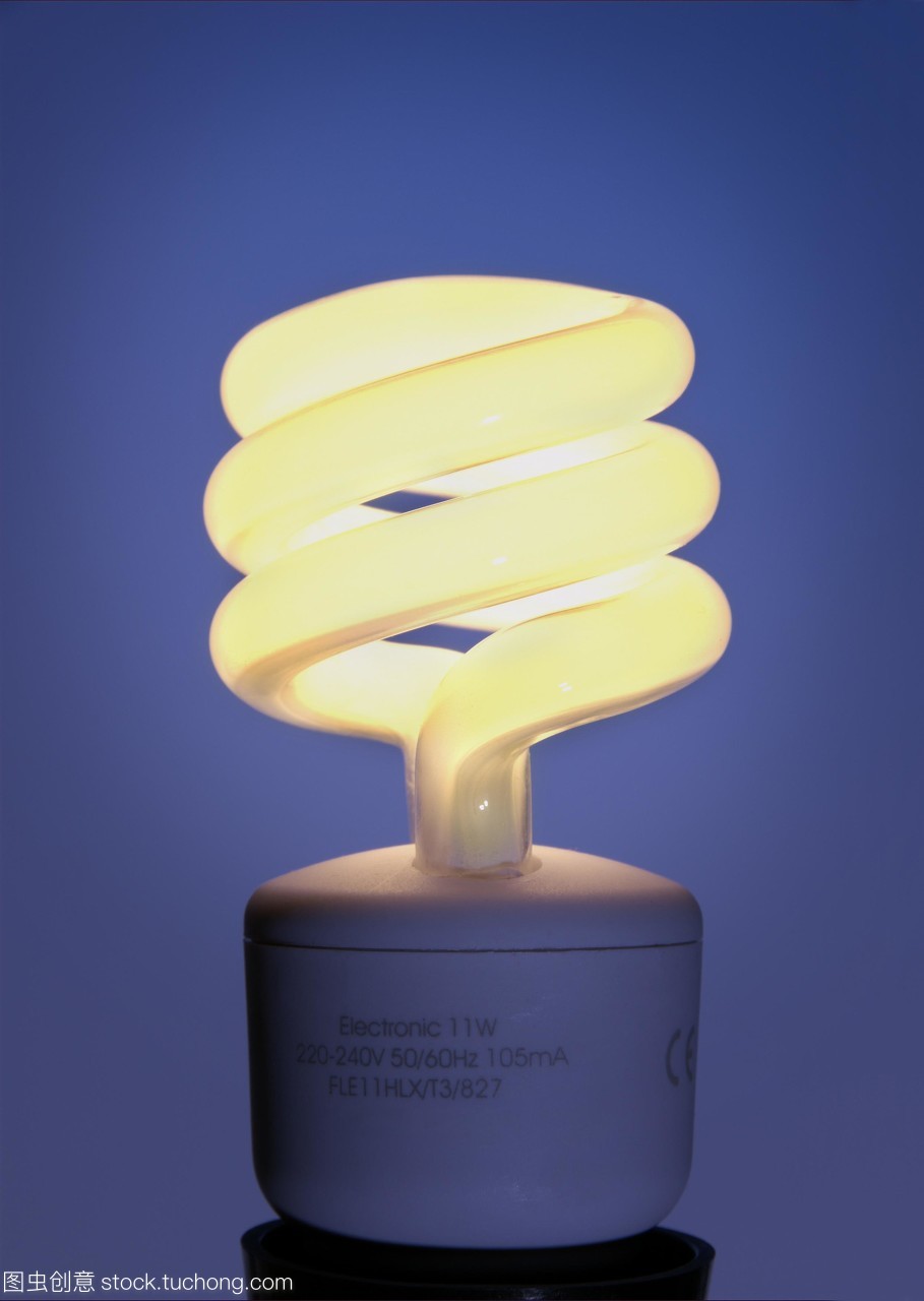 節(jié)能燈泡。這種緊湊型熒光燈泡由含有惰性氣體和汞蒸氣的含磷玻璃管組成。當電流通過管道時,汞氣體會被激發(fā),并導致磷發(fā)光。普通的燈絲白熾燈只有10%的能量是光,其余的是熱量。緊湊型熒光燈比燈絲產生的熱量要少得多,因此更多的電能轉化為光,提高了效率。